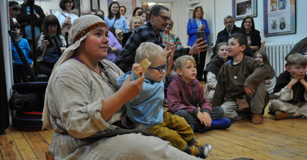 Muzealne mury w nocnym świecie sztuki i kultury